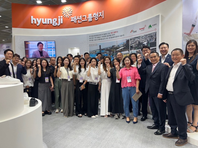 최준호 패션그룹형지 부회장(윗줄 오른쪽 두 번째)를 비롯한 형지 임직원들이 ‘프리뷰 인 서울(PIS: Preview in Seoul) 2024' 전시 첫날 21일 ‘형지관’에서 기념 사진을 촬영하고 있다.