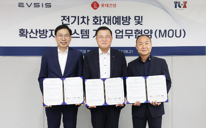 롯데건설은 지난 21일 서울 서초구 잠원동 롯데건설 본사에서 이브이시스, ㈜티엘엑스와 전기차 화재 예방 및 확산방지 시스템 개발을 위한 업무협약을 체결했다. 사진은 롯데건설 이재영 기전사업실장(가운데)이 이브이시스 오영식 대표이사(왼쪽), ㈜티엘엑스 최종석 대표이사(오른쪽) 와 업무협약 체결 후 기념촬영을 하고 있는 모습. (사진 = 롯데건설 제공)