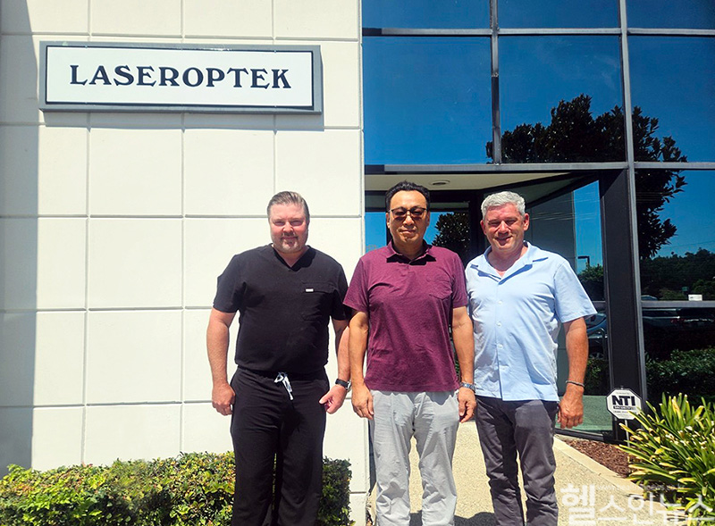 레이저옵텍이 미국법인을 설립하고 이창진 대표(가운데)와 미국법인 부사장 크리스토퍼 달튼(오른쪽) 등 주요인사들이 기념촬영을 하고 있다. (레이저옵텍 제공)