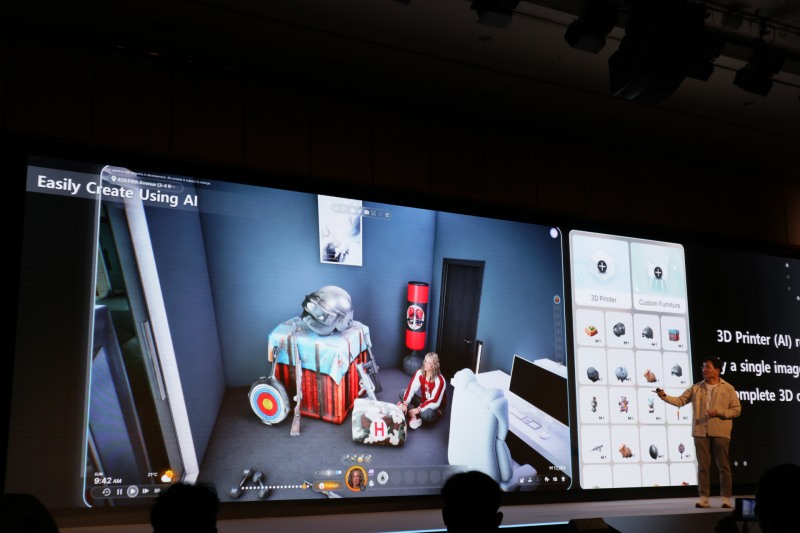 '인조이' 내 '배틀그라운드' 아이템을 구현한 모습을 소개하는 김형준 PD.