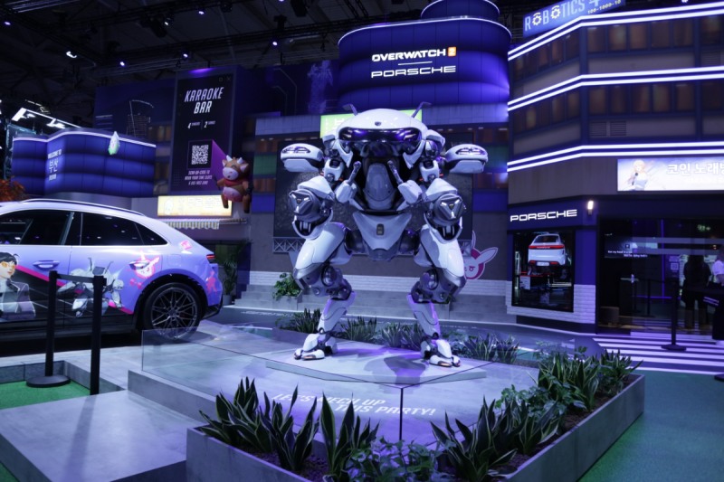 '오버워치2' 부스 캐릭터 '디바(D.VA)' 스태츄.