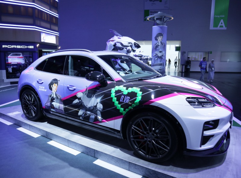 컬래버레이션으로 함께한 포르쉐의 신형 전기차 마칸(Macan)도 방문객들의 관심을 받았습니다.