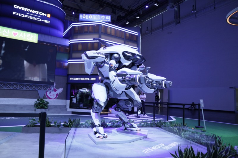 '오버워치2' 캐릭터 '디바(D.VA)'의 실제 크기 스태츄입니다.