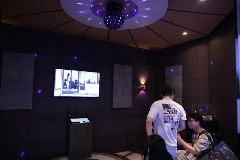 입장한 뒤 쭈뼛거리는 방문객들 사이 용감한 자가 나섰습니다.