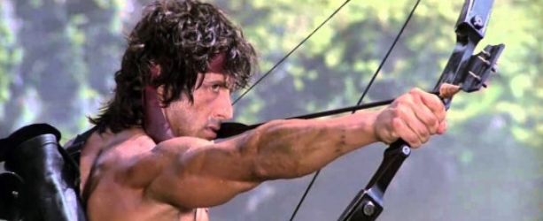 미국 영화 '람보'에서 주인공(실베스터 스텔론 분)이 컴파운드 보우로 조준하는 모습.