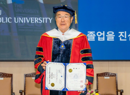 윤동한 한국콜마 회장이 지난 22일 경북 경산시에서 열린 대구가톨릭대 학위수여식에서 문학박사 학위를 받았다.