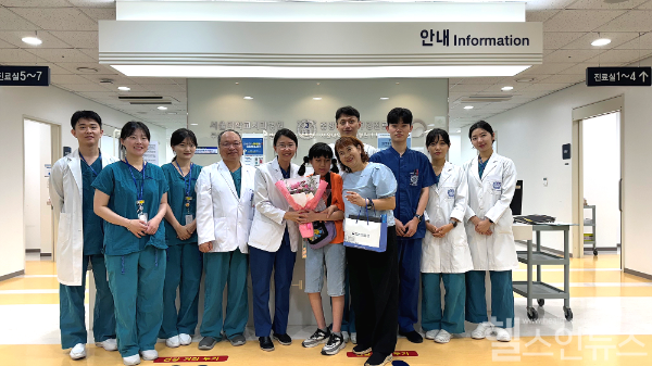 서울대치과병원 중앙장애인구강진료센터 의료진이 내원한 환자에게 꽃다발과 기념품을 전달하는 모습 (서울대치과병원 제공)