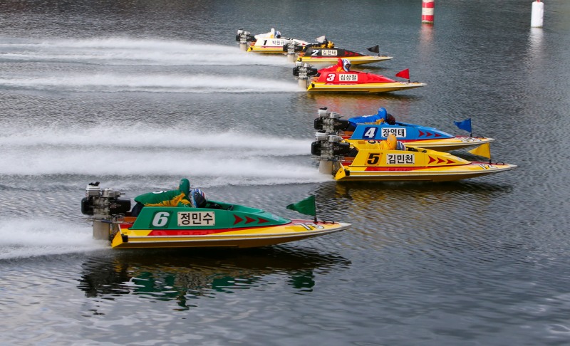 지난 22일 미사리 경정장에서 열린 스포츠경향배 대상경정 결승전에 출전한 선수들이 경주를 시작하고 있다.