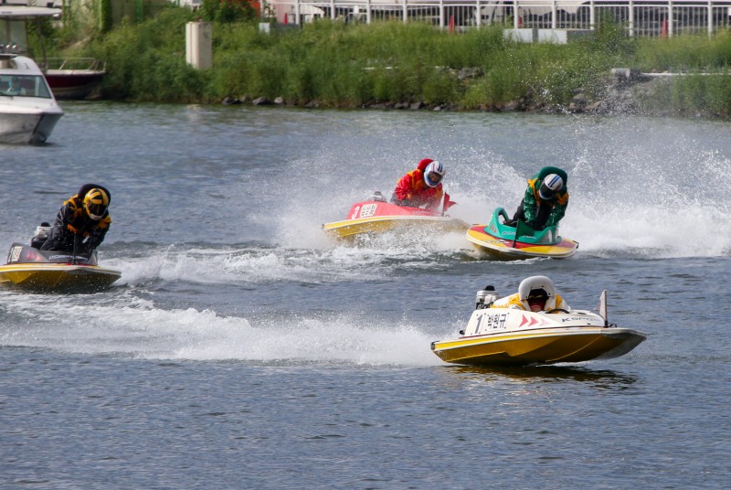 지난 22일 열린 스포츠경향배 결승경주에서 박원규가 가장 먼저 턴마크를 통과하고 결승선을 향해 달려오고 있다.