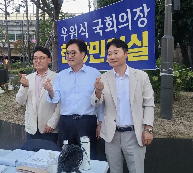 사진=박종철 한국무인경비협동조합 이사장(오른쪽)이 최석배 이사(왼쪽)과 함께 서울시 노원구에서 열린 우원식 국회의장(가운데) 현장민원실을 방문하여 사진촬영을 하고 있다.