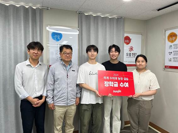 왼쪽부터 선진 브릿지 김주한 원장, 선진 기술연구소 이갑훈 소장, 장학금을 수여 받은 학생들 / 사진 제공: 선진