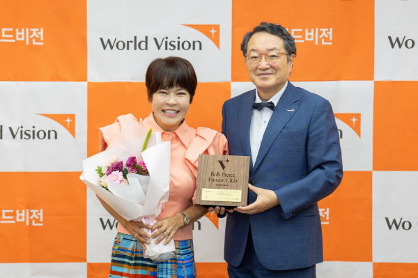 조혜련 홍보대사(왼쪽)가 위촉패를 전달받는 모습. (사진=월드비전 제공)