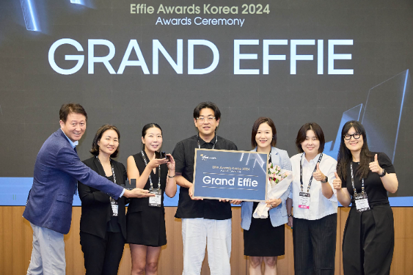 ‘에피 어워드’에서 대상을 수상한 한국맥도날드와 레오버넷 관계자들이 함께 사진 촬영을 하고 있다