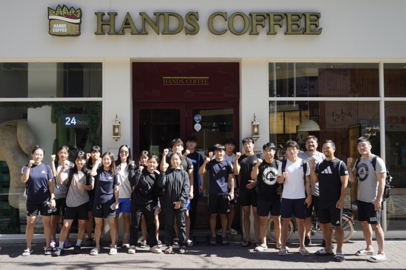 박현갑 감독(오른쪽에서 3번째)이 이끄는 주짓수 국가대표팀이 전지 훈련을 후원한 핸즈커피대구다운타운점 앞에서 기념 촬영을 하고 있다. 사진=KMMA 제공