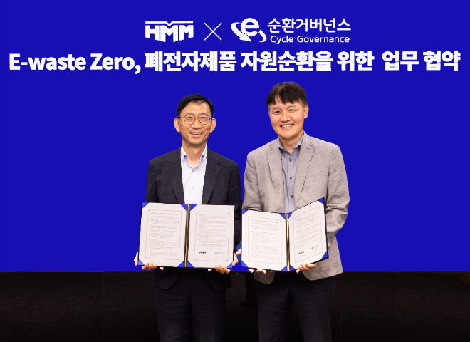 HMM은 ESG경영 실천을 위해 전자제품 재활용 공제조합인 E-순환거버넌스와 ‘E-Waste Zero, 폐전자제품 자원순환을 위한 업무협약’을 체결했다고 23일 밝혔다. 사진은 지난 22일 HMM 여의도 본사에서 ‘E-Waste Zero, ESG 경영 실천 업무협약’ 체결식에 참석한 양사 관계자들이 기념 촬영을 하고 있는 모습. (사진 = HMM 제공)