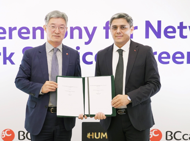 최원석 BC카드 사장(왼쪽)과 무킷디노브 막사드 NIPC 부대표가 기념촬영을 하는 모습. / 사진=BC카드 제공