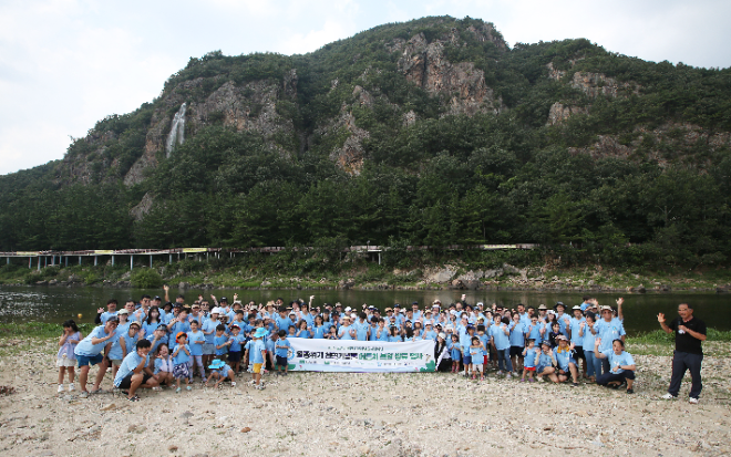 천연기념물 어름치 치어 방류 봉사활동에 참여한 에쓰오일 직원 가족과 한국민물고기보존협회 및 환경재단 관계자들이 기념촬영을 하고 있다. / 사진=에쓰오일 제공