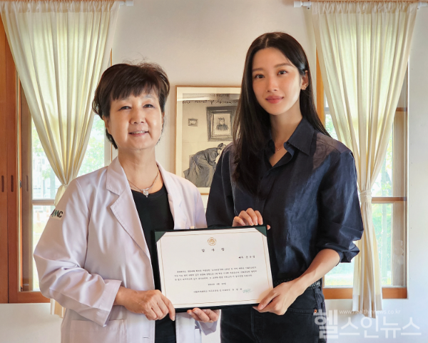 유경하 이화의료원장(왼쪽), 배우 문가영 씨(오른쪽) (이화의료원 제공)