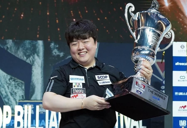 우승 트로피를 들고 미소를 보이는 조명우