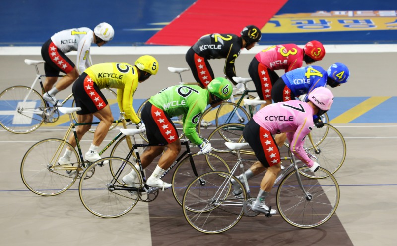 광명스피돔에서 특선급 선수들이 경주를 출발하고 있다