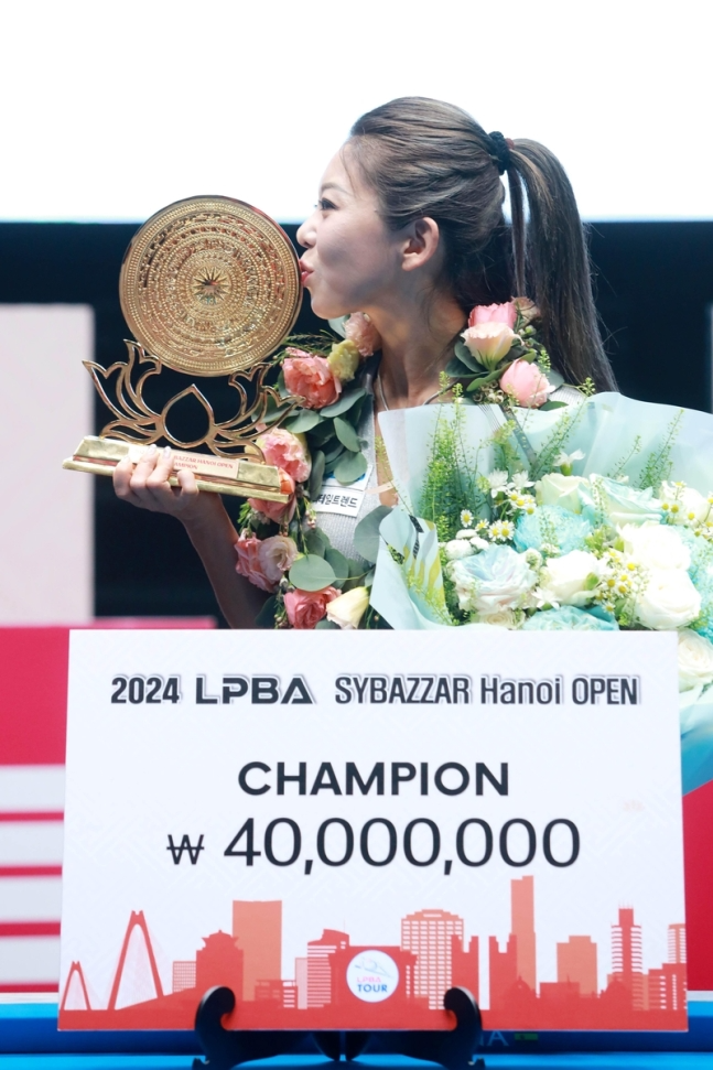 우승 트로피에 입맞춤하는 김가영