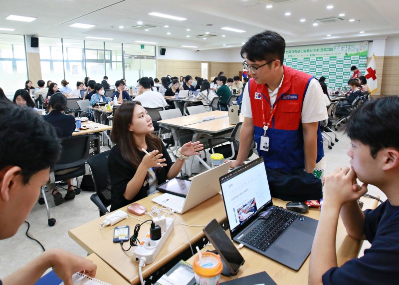 대학생 나눔봉사 기획 해커톤에서 멘토와 의견을 나누는 참가자