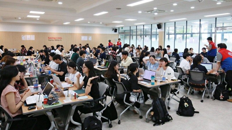 무박2일 간 나눔봉사 프로그램 개발 경합에 나선 해커톤 참가자들