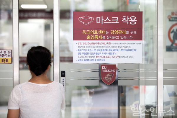 최근 급격한 환자 수 증가를 나타내는 코로나19는 중증화 위험률이 높아 철저한 개인방역과 적시 치료가 필요하다. 감염관리를 위한 마스크 착용 안내문이 붙어있는 고려대 안산병원 입구의 모습 (고대의료원 제공)