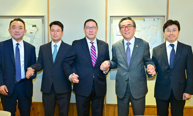 조현상 HS효성 부회장이 26일 ‘APEC 기업인자문위원회(ABAC) 신규위원’에 임명됐다고 HS효성은 밝혔다. 사진은 조현상(왼쪽에서 세번째) HS효성 부회장과 조태열(오른쪽에서 두번째) 외교부 장관이 기념촬영을 하고 있는 모습. (사진 = HS효성 제공)