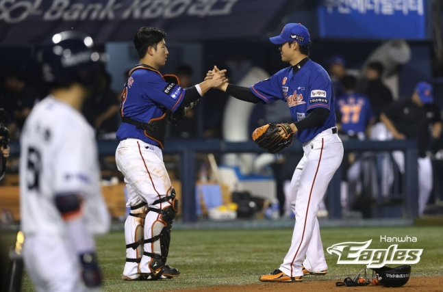 한화 투수 이상규와 포수 최재훈