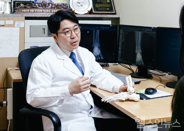 경희대병원 정형외과 정비오 교수가 발목 염좌 및 발목 불안정증에 대해 설명하고 있다 (경희대병원 제공)