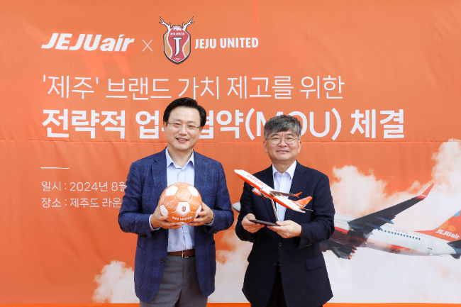 김이배 제주항공 대표이사(사진 왼쪽)와 구창용 제주유나이티드 대표이사(사진 오른쪽)가 8월26일 제주시에 위치한 제주항공 ‘LOUNGE J’에서 업무 협약을 체결하고 있다.