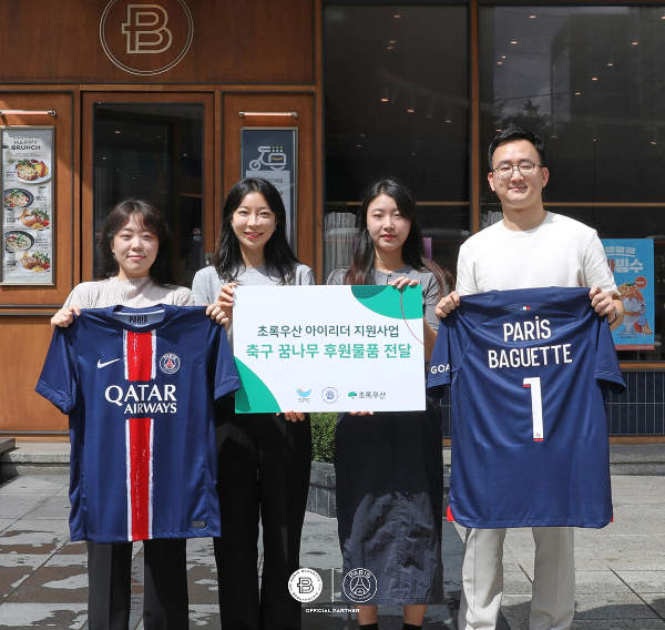 파리바게뜨 강남서초점에서 파리바게뜨 구성원들이 초록우산의 미래 인재 양성사업인 ‘초록우산 아이리더’ 아동들에게 약 1천만 원 상당의 파리 생제르맹 제품 후원 소식을 알렸다.