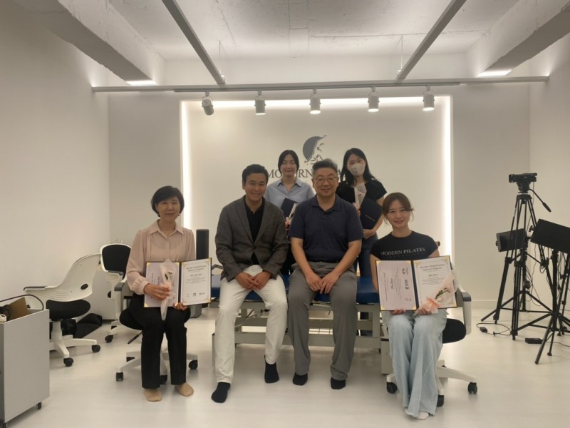 김항진 대표(앞줄 가운데 오른쪽)와 이성민 교수(앞줄 가운데 왼쪽)가 수료식 후 참가자들과 기념촬영을 하고 있다.