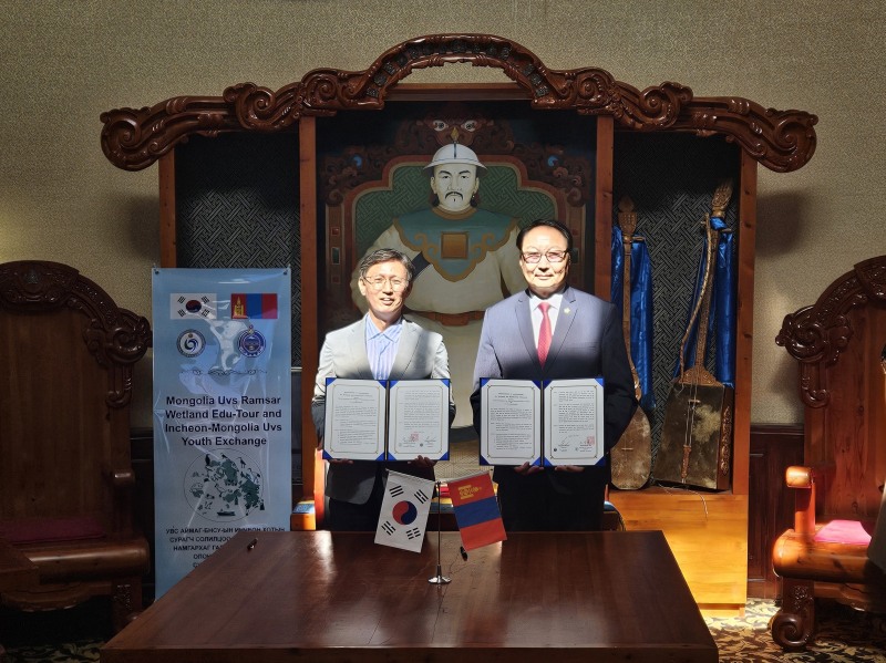 이상돈 인천시부교육감이 23일 몽골 옵스 의회에서 Chnluun Chimed 옵스도지사(Governor Uvs Province Mongolia)와 습지 및 생물다양성 교육을 위한 업무협약을 맺고 기념사진을 촬영하고 있다.