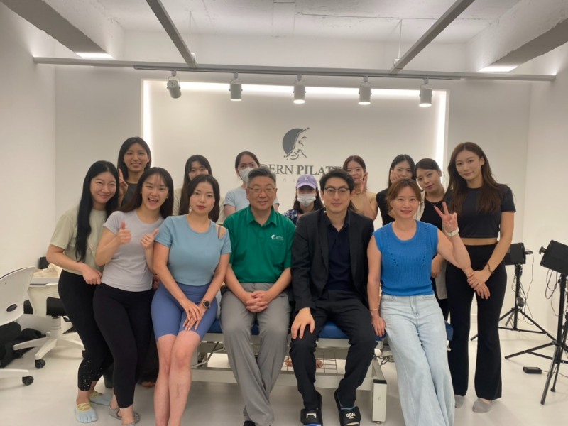 김항진 대표(앞줄 왼쪽 네번째)와 유준일 교수(앞줄 오른쪽 두번째)가 세미나후 참가자들과 기념촬영을 하고 있다.