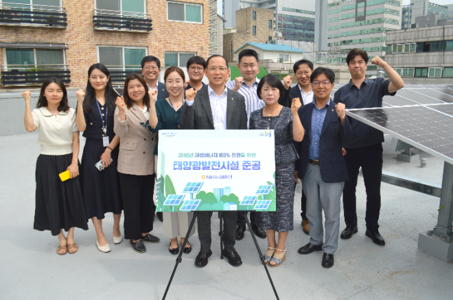 26일 농협은행 의정부시지부에서 열린 태양광 발전시설 준공행사에서 농협은행 박병규 수석부행장(가운데) 및 임직원들이 기념촬영을 하고 있다. / 사진=NH농협은행 제공