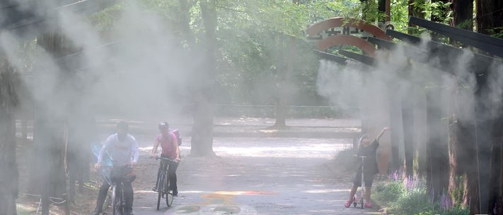 연일 폭염이 계속 되는 가운데 16일 오후 인천 남동구 인천대공원을 찾은 시민들이 쿨링포그 터널을 지나며 더위를 식히고 있다.