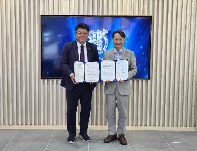 지난 22일 서울대학교 관악캠퍼스 해동학술관에서 DB손해보험 심진섭 본부장(왼쪽)과 서울대학교 창업지원단장 강건욱 교수가 업무협약을 맺고 기념촬영을 하고 있다. / 사진=DB손해보험 제공