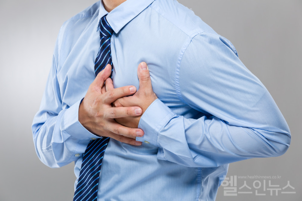 막바지 무더위 계속되는 요즘, 체온 적응 능력 떨어지는 만성질환자, 노년층 '심혈관 질환' 관리 필요해 (클립아트코리아)