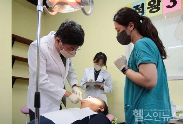 서울대치과병원 ‘찾아가는 치과진료소’ 이용무 병원장(치주과)의 진료모습 (서울대치과병원 제공)