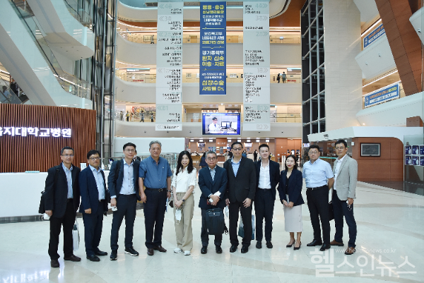 지난 8월 27일 오전 싱가포르 보건부 산하기관이 의정부을지대병원을 방문해 병동과 외래, 주요 검사실 등을 견학 후 기념촬영을 하고 있다. (의정부을지대병원 제공)