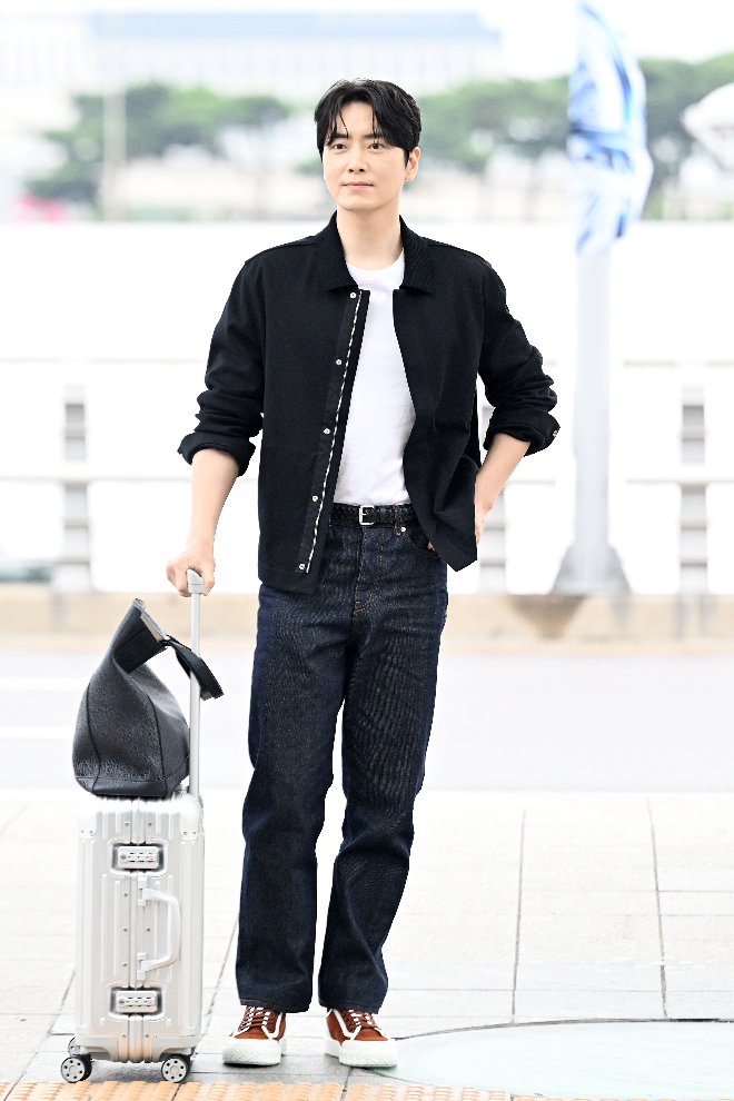 배우 이준혁, 공항서COS 룩으로 스타일리시한 패션 선보여