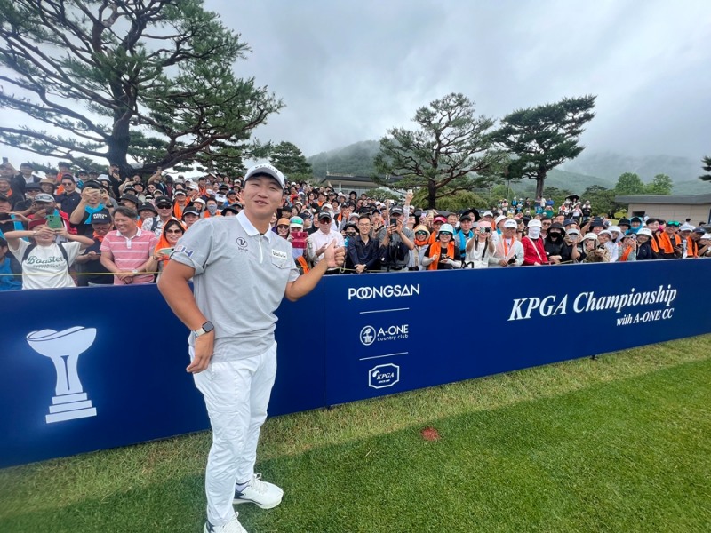 지난 6월 에이원CC에서 열린 _제67회 KPGA 선수권대회 with A-ONE CC_ 당시 김홍택과 갤러리의 모습 사진=KPGA