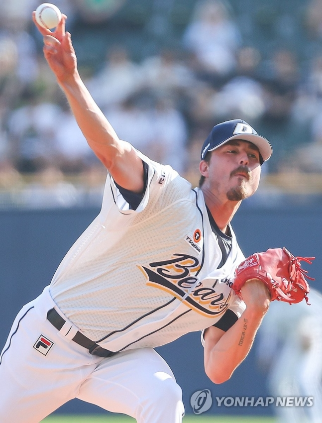 첫 출전하는 두산 새 외국인 투수 발라조빅