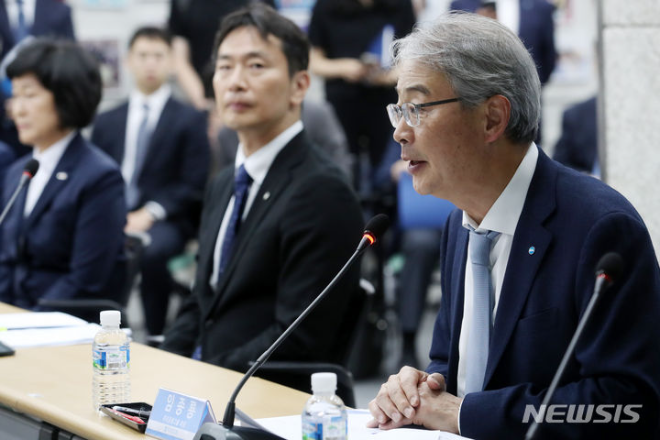 임종룡 우리금융그룹 회장은 28일 또 다시 고개를 숙였다. 이날 오전 11시 서울 중구 우리금융그룹에서 열린 긴급 임원회의에서 전임 회장 친인척과 관련된 부당대출에 대해서 고객과 국민에게 사과한 것이다. 사진은 지난해 6월 29일 임종룡 우리금융그룹 회장이 서울 영등포구 굿네이버스 회관에서 열린 취약계층을 위한 후원금 전달식 및 소상공인 간담회에서 기념사를 하고 있는 모습. (사진 = 뉴시스)
