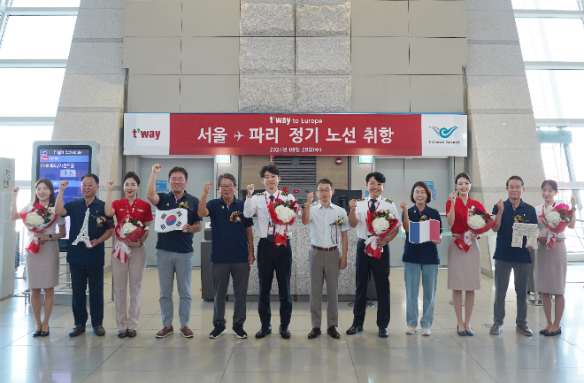 티웨이항공은 국내 LCC 최초로 인천-파리 노선을 신규 취항했다고 28일 밝혔다. 사진은 이날 오전 인천-파리 신규 취항 기념식에 참석한 정홍근 티웨이항공 대표이사(좌측에서 다섯 번째), 신동익 인천국제공항공사 허브화전략처장(우측에서 여섯 번째), 김형이 티웨이항공 경영본부장(좌측에서 네 번째), 박인섭 티웨이항공 객실본부장(우측에서 네 번째), 황영조 티웨이항공 운송담당상무(좌측에서 두 번째), 조병태 티웨이항공 인천공항지점장(우측에서 두 번째)이 기념촬영을 하는 모습. (사진 = 티웨이항공 제공)