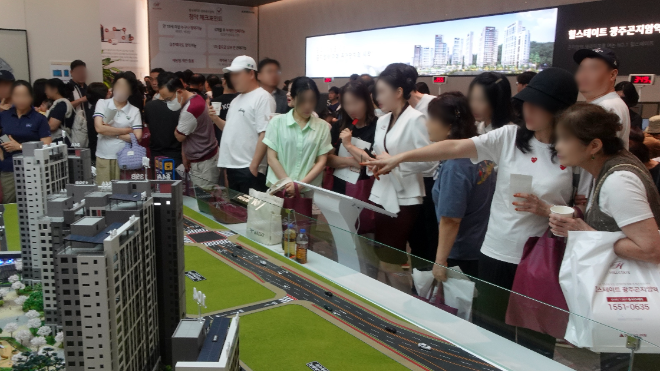 힐스테이트 광주곤지암역 견본주택 모습을 살펴보고 있는 고객들. / 사진=현대엔지니어링 제공