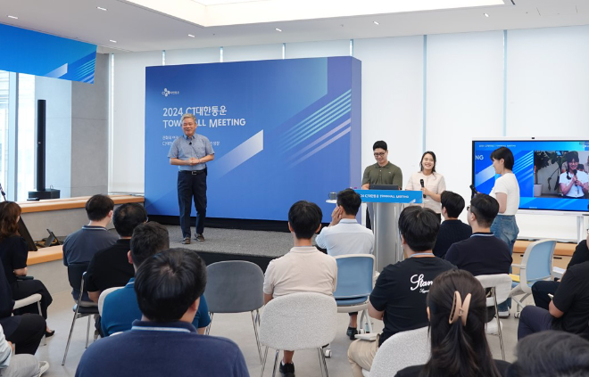CJ대한통운은 종로구 본사에서 ‘2024 타운홀 미팅’을 가졌다고 밝혔다. 이번 타운홀 미팅은 신영수대표이사를 비롯해 현장 참석자 등 온·오프라인으로 4000여명의 직원들이 시청했다.
