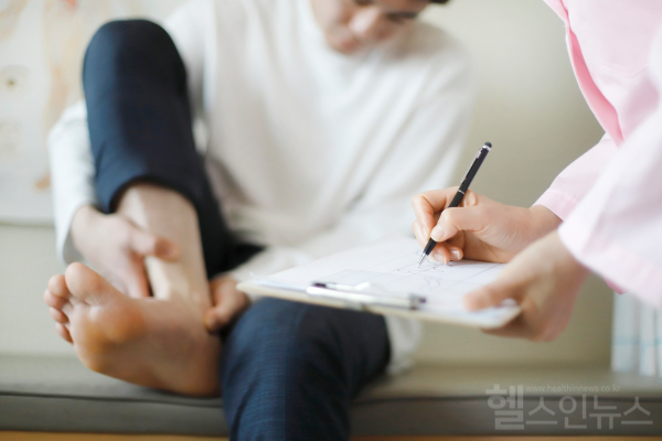 주로 중장년층 남성에게 발생 위험 높았던 통풍, 최근 2040대 젊은층에게도 흔해져 각별한 주의 요구 (클립아트코리아)
